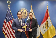 Le consul général vietnamien à San Francisco, Hoàng Anh Tuân (à droite), et le maire de la ville de San Diego, Todd Gloria. Photo : Consulat général du Vietnam à San Francisco.