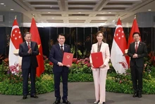 Le secrétaire général du Parti communiste du Vietnam (PCV), Tô Lâm (à gauche), et le Premier ministre singapourien, Lawrence Wong (à droite), assistent à l'échange d'un protocole d'accord sur la transformation numérique entre le ministère vietnamien de la Sécurité publique et le ministère singapourien du Développement numérique et de l'Information, le 12 mars. Photo : VNA. 