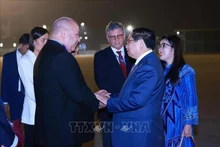 Le Premier ministre Pham Minh Chinh et son épouse (droite) avant leur départ pour le Sommet du G20 au Brésil et une visite officielle en République dominicaine. Photo : VNA.