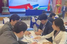 Des entreprises vietnamiennes et ouzbèkes échangent des informations sur les marchés respectifs et des opportunités de coopération. Photo : vneconomy.vn.