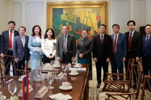 Lors de la séance de travail entre le ministre vietnamien de la Culture, des Sports et du Tourisme, Nguyen Van Hung, et l’ambassadrice laotienne au Vietnam, Khamphao Ernthavanh, le 21 janvier à Hanoï. Photo : toquoc.vn.