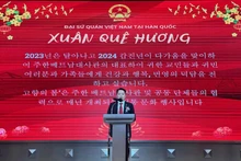 Le chargé d’affaires par intérim de l’ambassade du Vietnam en République de Corée, Nguyên Viêt Anh, prend la parole lors du programme « Printemps au pays natal », le 14 janvier à Séoul. Photo : baoquocte.