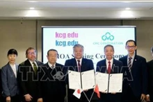 Échange de document de coopération entre CMC Corporation et l’institut Kyoto Computer Gakuin. Photo : VNA.