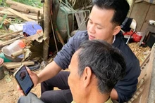 À l’heure actuelle, Bac Kan est une rare localité vietnamienne qui a lancé le Programme de soutien pour l’accès universel aux smartphones à l’intention des adultes. Photo : NDEL.