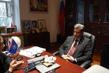 Le professeur Vladimir Kolotov, directeur de l’Institut Hô Chi Minh de l’Université d’État de Saint-Pétersbourg au micro de la VNA. Photo: VNA