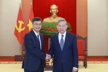 Le secrétaire général du PCV, Tô Lâm (à droite), et Chen Gang, secrétaire du Comité du PCC de la région autonome Zhuang du Guangxi et président du Comité permanent de l'Assemblée populaire régionale. Photo : VNA.