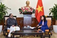 La vice-ministre vietnamienne des Affaires étrangères, Nguyen Minh Hang (à droite), et Rajeev Chandrasekhar, ancien secrétaire d’État indien chargé du développement des compétences, de l’entrepreneuriat, de l’électronique et des technologies de l’Information, le 3 décembre à Hanoï. Photo : baoquocte.vn