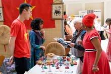 Le stand de l’ambassade du Vietnam au Danemark attire l'attention de nombreux visiteurs étrangers. Photo : baoquocte.vn.