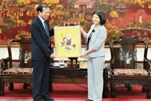 La présidente du Comité populaire provincial, Nguyên Huong Giang (à droite), et le directeur général du groupe chinois CONCH VENTURE, Ji Qinying, le 11 décembre à Bac Ninh. Photo : baobacninh.vn