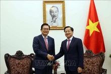 Le vice-Premier ministre Lê Minh Khai (à droite) et Lee Sang Woon, vice-président et directeur exécutif du groupe sud-coréen Hyosung. Photo : VNA.