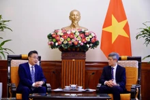L’assistant du ministre vietnamien des Affaires étrangères, Nguyên Minh Vu (à droite), et le secrétaire général du Centre ASEAN — Chine, Shi Zhongjun, le 6 mars, à Hanoi. Photo : baoquocte.vn.
