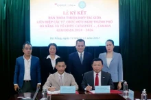 Cérémonie de signature de l'accord de coopération entre l’Union des organisations d'amitié de Dà Nang et CATALYSTE+, le 14 décembre à Dà Nang (au Centre du Vietnam). Photo : danang.gov.vn. 