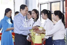 Le président de l’AN Trân Thanh Mân offre des cadeaux aux travailleurs défavorisés de l’EURL Giap Quan Thang, dans le bourg de Cai Tac, district de Châu Thanh A, province de Hâu Giang. Photo: VNA