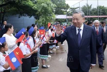 Le Président To Lam se rend à l'école bilingue Laos-Vietnam. Photo : VNA.