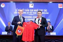 Le président de la VFF Trân Quôc Tuân (droite) et Peer Naubert, directeur marketing de Bundesliga International, présents à la cérémonie. Photo : VFF. 