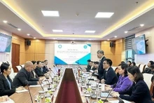 La séance de travail entre les représentants de la Sécurité sociale du Vietnam (VSS) et ceux de l'Organisation laotienne de Sécurité sociale (OSSL). Photo: laodong.vn.