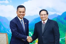 Le PM Pham Minh Chinh (droite) reçoit le vice-PM et ministre de l'Intérieur cambodgien Sar Sokha. Photo : VNA. 