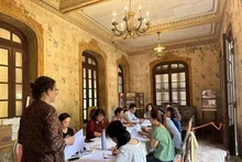 Des experts de l'Institut national du patrimoine français à une formation destinée aux cadres vietnamiens les 18 et 19 avril 2023 au Palais An Dinh, ville de Hue. Photo : Ambassade de France au Vietnam.