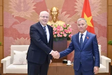 Le vice-président de la Commission des relations extérieures de l’AN vietnamienne, Dôn Tuân Phong (à droite), et l’ambassadeur de la République de Finlande au Vietnam, Keijo Norvanto, le 28 février à Hanoi. Photo : quochoi.vn.