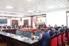 Vue générale de la séance de travail entre la délégation de l'ambassade de Singapour au Vietnam et les autorités de la province de Ha Nam, le 6 janvier à Ha Nam. Photo : NDEL.