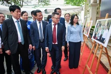 Le vernissage de l'exposition a vu la présence de nombreux dirigeants du Parti et des représentants de différents ministères et secteurs vietnamiens. Photo: Thanh Dat/NDEL.