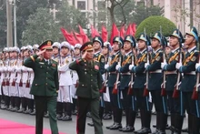 Le général Nguyên Tân Cuong, chef d'état-major général de l'Armée populaire du Vietnam et vice-ministre de la Défense et le général de division Saichay Kommasith, vice-ministre lao de la Défense et chef d'état-major général de l'Armée populaire lao. Photo: VNA 