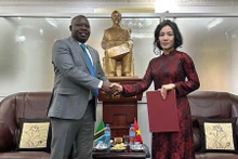 L'ambassadrice vietnamienne en Tanzanie, Vu Thanh Huyen (à droite), remet à Juvenal Sakubu la décision de nomination officielle du consul honoraire du Vietnam à Bujumbura, au Burundi, le 7 mai. Photo: baoquocte.vn.