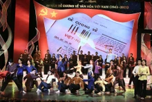 Lors de la cérémonie de célébration du 80e anniversaire du Programme de la culture vietnamienne (1943 - 2023), le 28 février à Hanoi. Photo : ministère vietnamien de la Culture, des Sports et du Tourisme.
