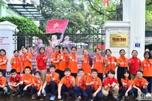 Les élèves en CM1 de l'école primaire Trang An de Hanoï ont eu l'occasion de découvrir la Victoire de Diên Biên Phu lors de l'exposition panoramique interactive sur cette victoire historique de l'armée et du peuple vietnamiens au siège du journal Nhân Dân, le 7 mai. Photo: NDEL.