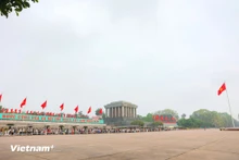 Depuis début mai, des milliers de personnes font la queue pour rendre hommage au Président Ho Chi Minh. 