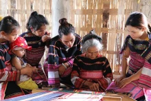 Les personnes âgées jouent un rôle important dans la préservation et la transmission des valeurs traditionnelles aux générations futures. Photo : VNA.