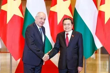 Le président de l’Assemblée nationale Tran Thanh Man (à droite), et le président hongrois Sulyok Tamas, à Hanoi, le 28 mai. Photo : VNA. 