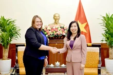 La vice-ministre vietnamienne des Affaires étrangères, Le Thi Thu Hang (à droite), et Kendra Rinas, représentante en chef de l'Organisation internationale pour les migrations (OIM) au Vietnam, le 11 novembre à Hanoï. Photo: baoquocte.vn