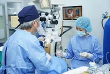 Le docteur Bui Tien Hung a réalisé avec succès 5 000 interventions sur des patients souffrant d’erreur de réfraction grâce à l’application de la technique des implants phaques ICL. Photo: NDEL.
