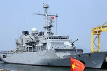 La frégate de surveillance de la Marine nationale française Vendémiaire au port de Tien Sa. Photo : VNA.