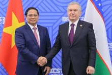 Le Premier ministre vietnamien Pham Minh Chinh (à gauche) et le président ouzbek Shavkat Mirziyoyev, en octobre 2024 en Russie. Photo : Nhat Bac/VGP.