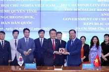Cérémonie de signature du protocole d'accord sur les relations d’amitié et de coopération entre le Comité populaire de Hô Chi Minh-Ville et l’administration provinciale de Chungcheongbuk. Photo : VNA.
