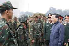 Le Président vietnamien, Vo Van Thuong (à droite) rend visite à l’armée des commandos. Photo : VNA.
