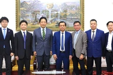 Rencontre entre le vice-ministre vietnamien du Travail, des Invalides de guerre et des Affaires sociales, Nguyen Ba Hoan, et l'ambassadeur adjoint du Japon au Vietnam, Ishikawa Isamu, le 24 septembre à Hanoï. Photo: molisa.gov.vn