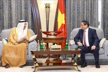 Le Premier ministre Pham Minh Chinh (à droite) et le ministre saoudien de l’Investissement Khalid bin Abdulaziz Al-Falih, à Riyad, le 30 octobre. Photo : VNA.