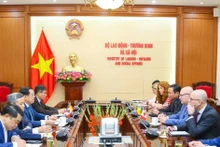 Réunion entre le vice-ministre du Travail, des Invalides et des Affaires sociales, Nguyen Ba Hoan, et la délégation du ministère du Commerce et du Développement des exportations de la Saskatchewan. Photo : VNA. 