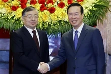 Le Président vietnamien, Vo Van Thuong, (à droite) serre la main du membre du Bureau politique, secrétaire du Secrétariat, chef du Département de la propagande du CC du PCC, Li Shulei, à Hanoi, le 11 janvier. Photo : VNA.