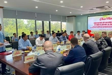 Lors de la séance de travail entre les autorités de la province vietnamienne de Ninh Binh et la délégation de haut rang du Parti de gauche allemand, le 21 novembre à Ninh Binh. Photo : NDEL