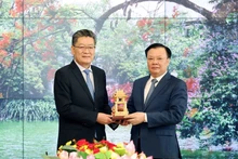 Le membre du Bureau politique du Parti communiste du Vietnam (PCV) et secrétaire du Comité municipal du PCV de Hanoï, Dinh Tiên Dung (à droite), et le secrétaire du Comité municipal du PCC de Guangzhou, Guo Yonghang, le 2 avril à Hanoi. Photo : dangcongsan.vn.