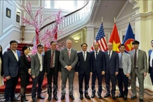Le ministre vietnamien des Affaires étrangères, Bùi Thanh Son (6e, à droite), lors de la recontre avec le vice-président de l'Université d'Arizona, Jeffrey Goss. Photo : VNA.