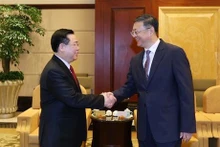 Le Président de l'AN vietnamienne, Vuong Dinh Huê (à gauche), et le secrétaire du Comité municipal du Parti de Shanghai, Chen Jining. Photo : VNA.