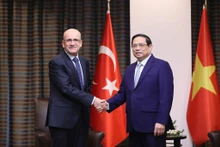 Le PM vietnamien Pham Minh Chinh (à droite) et le ministre turc du Trésor et des Finances, Mehmet Simsek. Photo: VNA.