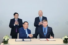 Le Premier ministre vietnamien Pham Minh Chinh (debout à gauche) et le professeur Klaus Schwab (debout à droite), fondateur et président exécutif du FEM, lors de la cérémonie de signature de l'accord de coopération sur la création du C4IR à Hô Chi Minh-Ville. Photo : VNA.