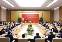 Le Premier ministre Pham Minh Chinh (centre) s’exprime lors de la première réunion du Comité du Parti du gouvernement pour le mandat 2020-2025. Photo : VNA. 