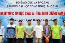 Les six lycéens vietnamiens participant aux Olympiades d’informatique d’Asie-Pacifique 2025 ont été médaillés. Photo: VNA 